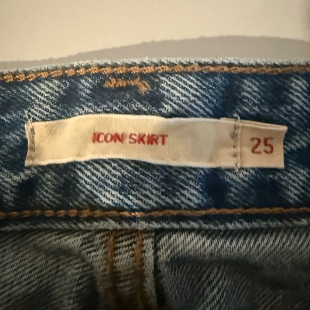 Levis Premium Icon Skirt Denim Mini Raw Hem Blue 25‎ - Picture 3 of 4